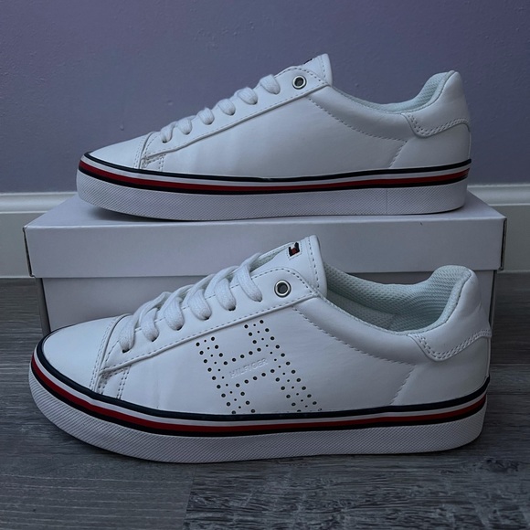 Tommy Hilfiger - Picture 1 of 5